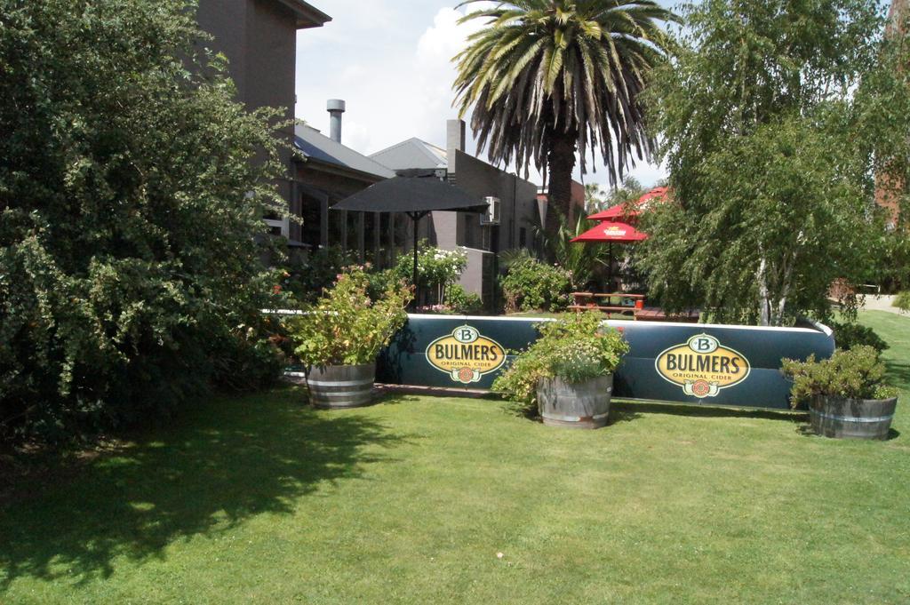 Burkes Hotel Motel Yarrawonga Exterior foto