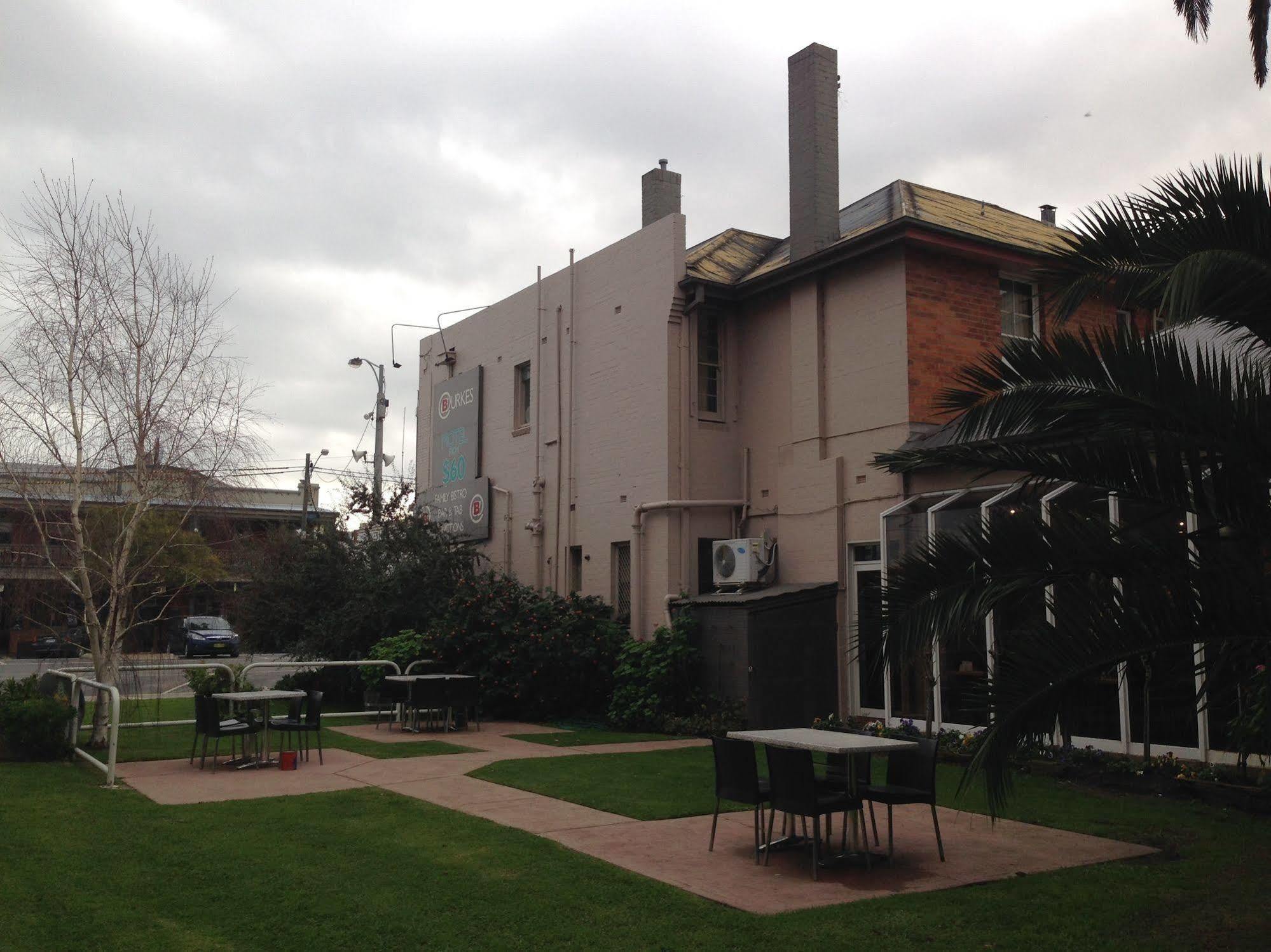 Burkes Hotel Motel Yarrawonga Exterior foto