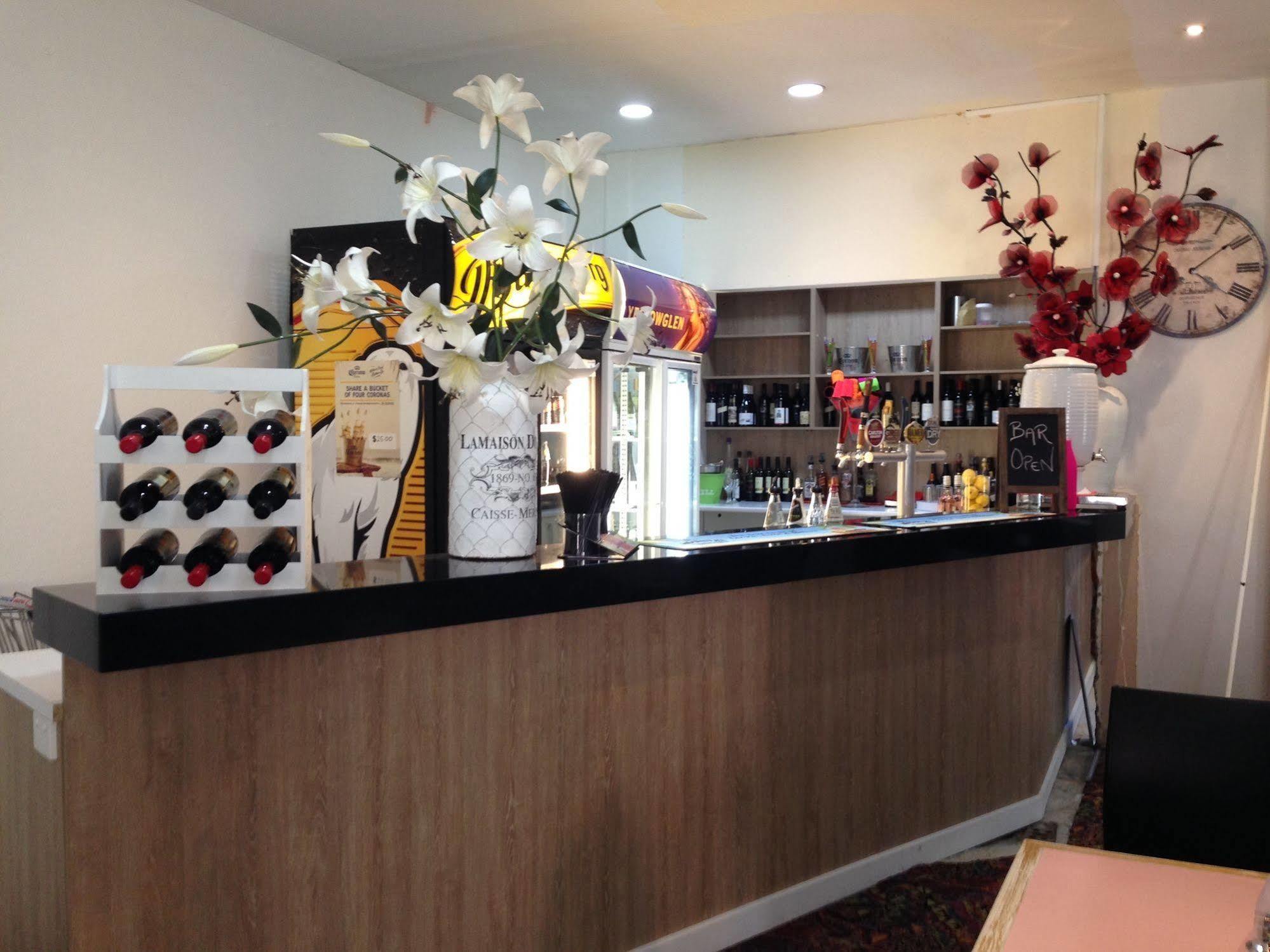 Burkes Hotel Motel Yarrawonga Exterior foto
