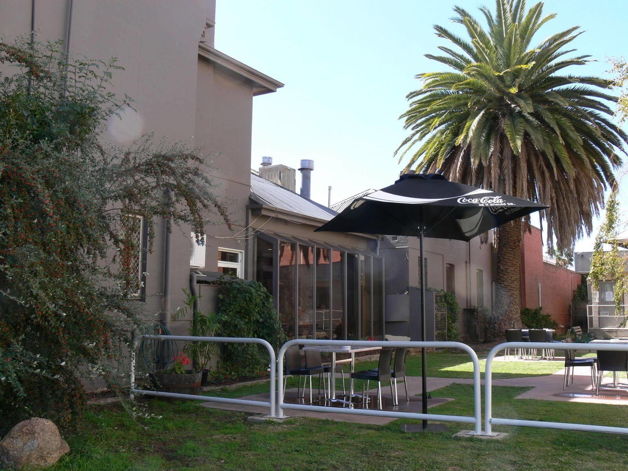 Burkes Hotel Motel Yarrawonga Exterior foto